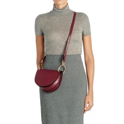 Consuelo Women's crossbody bag in leather color black cherry