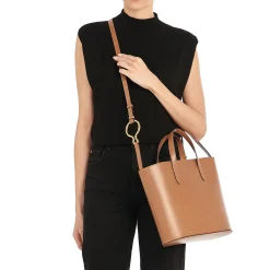 Consuelo Women's shoulder bag in leather color chocolate
